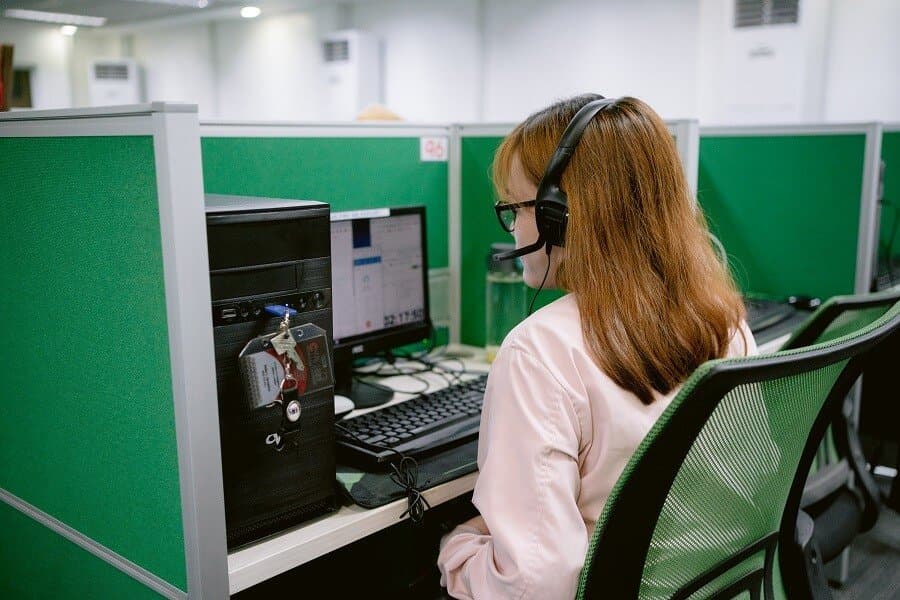 611 Global team member working on the operations floor