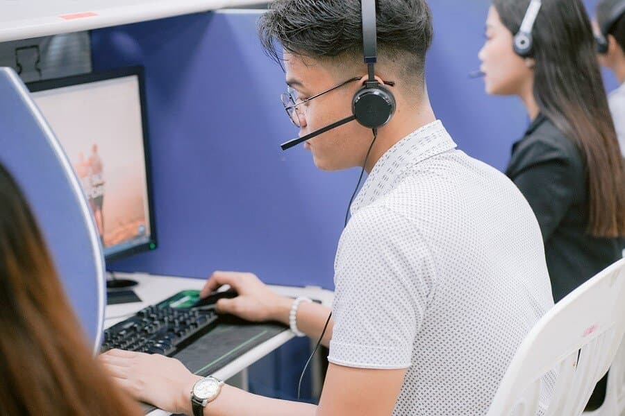 A 611 Global agent at a workstation on the operations floor